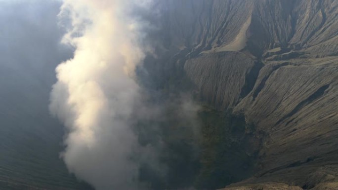 一座活火山冒出的大烟云。印度尼西亚东爪哇省布罗莫腾格里塞梅鲁国家公园的布罗莫火山火山口。倾斜镜头，4