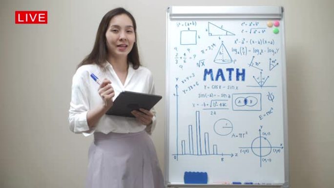亚洲女教师在家远程直播数学教学她对着镜头说话