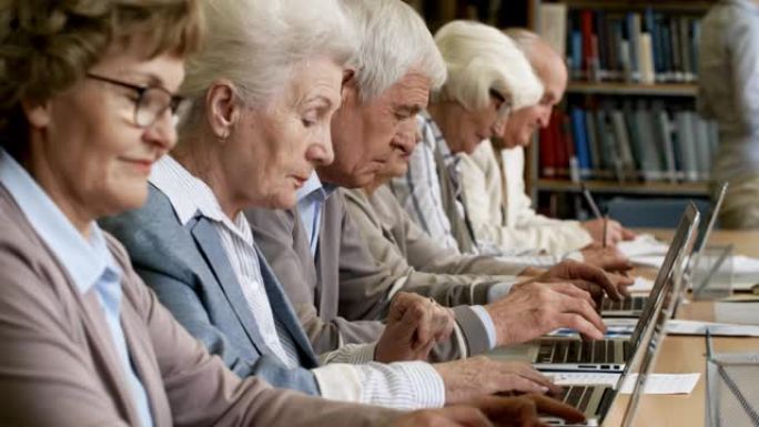 老年人学习使用计算机编码