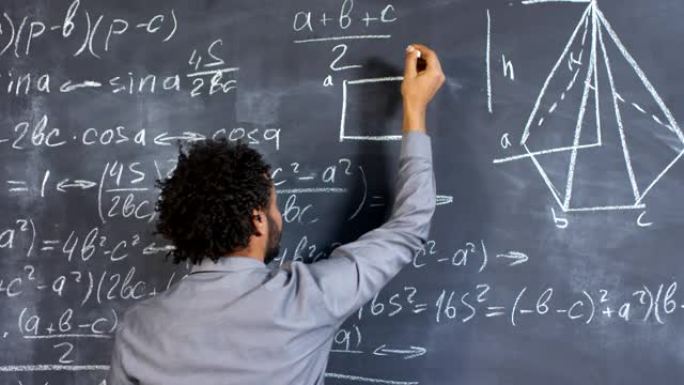 人类在黑板上解决几何问题