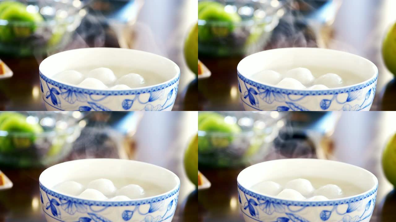 桌上碗中的甜饺子