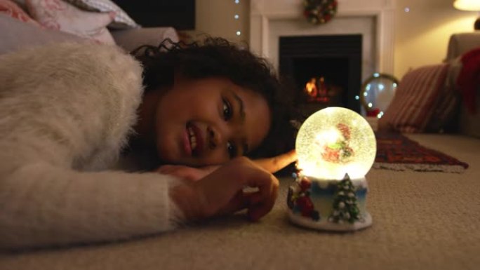 圣诞节在家的女孩水晶球圣诞冰球