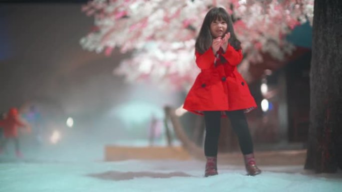 小女孩玩雪樱花树背景