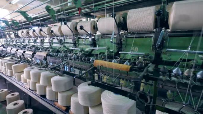 用白线线轴的机械缝纫工艺。纺织工厂设施。