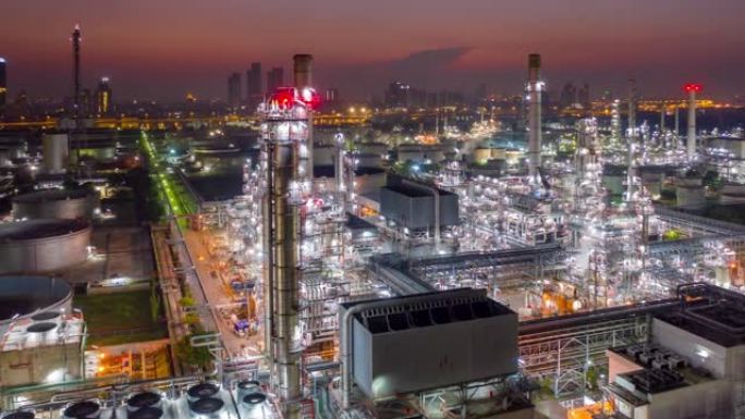 亚洲日出时带有炼油厂和储罐的工业园区的鸟瞰图，超脱或延时图