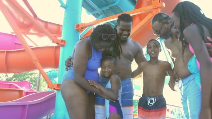 水上乐园的多世代非裔美国人家庭