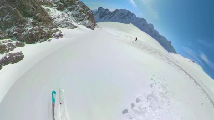 POV 360VR: 在加拿大偏远山区的原始地形上滑雪。