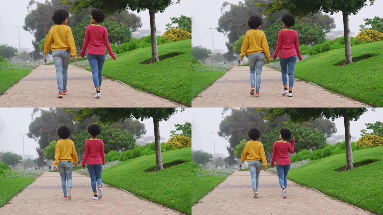 两名混血女子在公园散步
