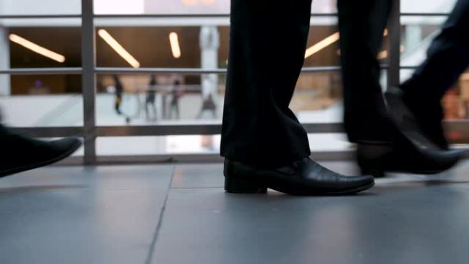办公室经理和商务人士去工作特写。穿着鞋的商人步行到办公中心。都市商业生活背景。在城市中行走的不认识的