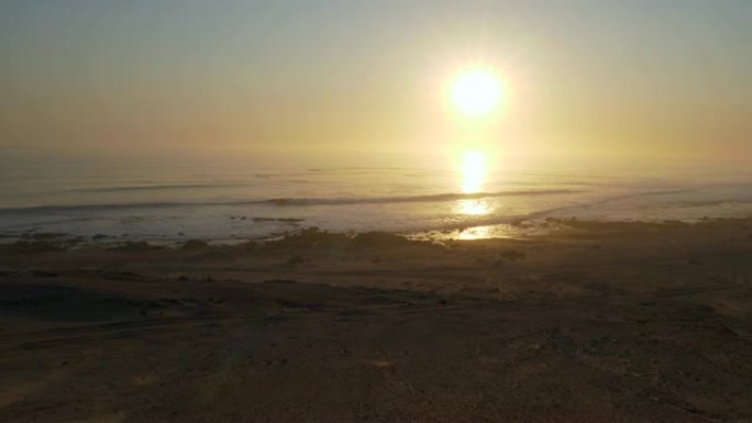 纳米比亚骨架海岸公园，海洋上美丽日落的4k平移视图