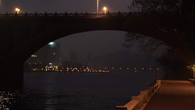 夜晚拱桥远山浓雾