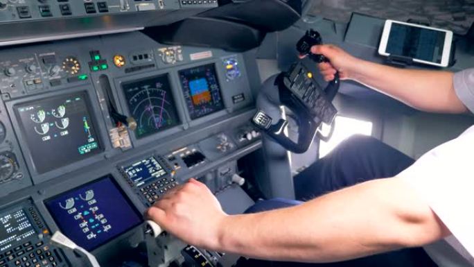飞机驾驶舱中由专业飞行员持有的飞机处理过程