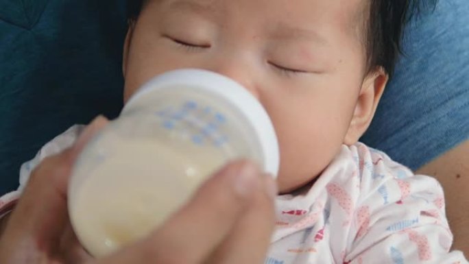 新生儿奶瓶喂奶新生儿满月婴儿幼儿妈妈母爱