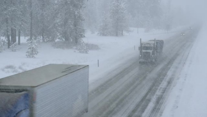 下午的交通在暴风雪中席卷华盛顿的惊人镜头