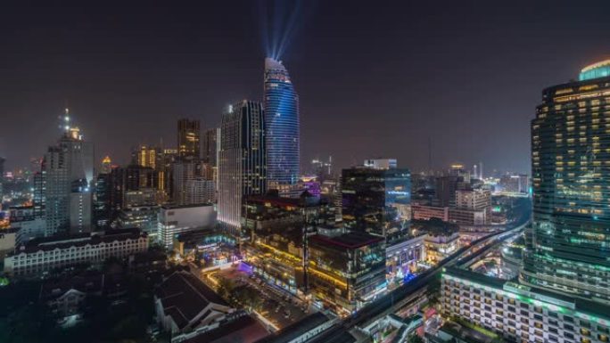 曼谷城市景观的4k时间流逝，在曼谷夜间高峰时间在现代建筑和交通路口进行惊人的灯光表演，具有城市景观概