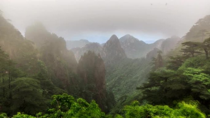 黄山的延时高山峰山脉连绵翻滚