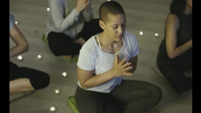 一起冥想的年轻人的族群