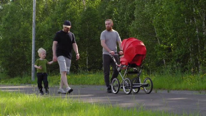 两个高加索兄弟带着孩子在公园散步