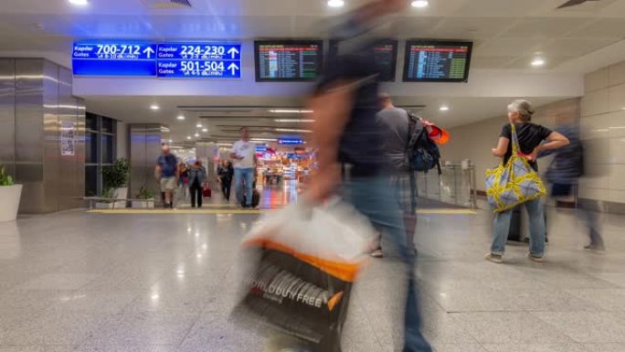 延时: 伊斯坦布尔土耳其出发和转运区的旅客人群