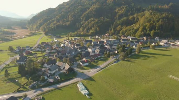 无人机: 在美丽的斯洛文尼亚朱利安阿尔卑斯山的滑雪胜地小镇上空高飞。