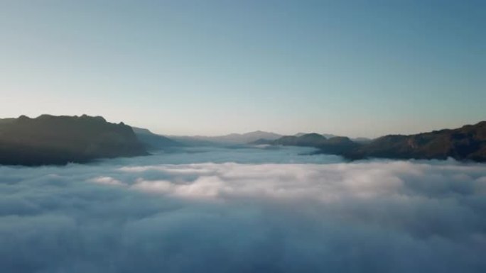 鸟瞰云云海浪漫晨光