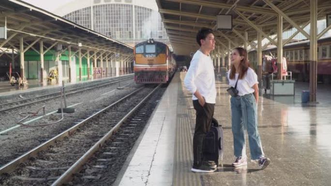 站在铁路站台站的旅游年轻夫妇