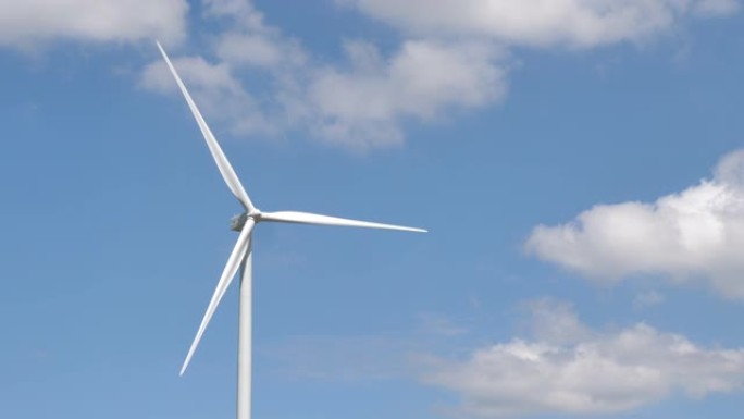 风力涡轮机右侧留白蓝天白云清洁能源