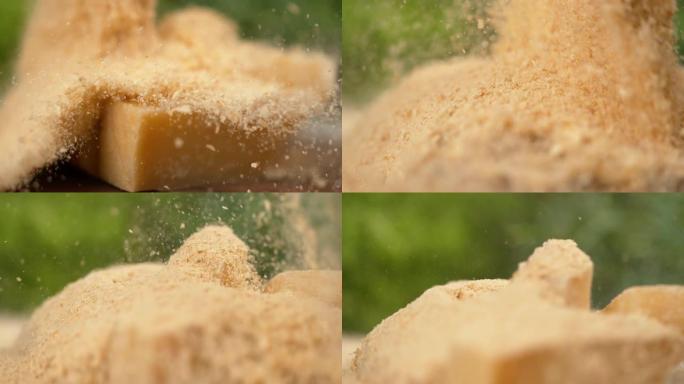 慢动作，dop: 将磨碎的帕尔玛片倒在奶酪方块上。