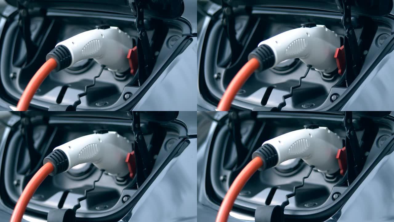 用插头电缆在电站上进行一次电动充电。