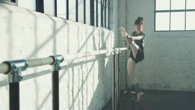芭蕾舞演员在演播室伸展