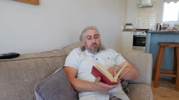 美好轻松的一天男人看书居家生活周末时光