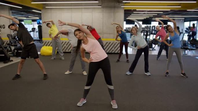 在健身房参加健美操课的拉丁美洲混合年龄段的人