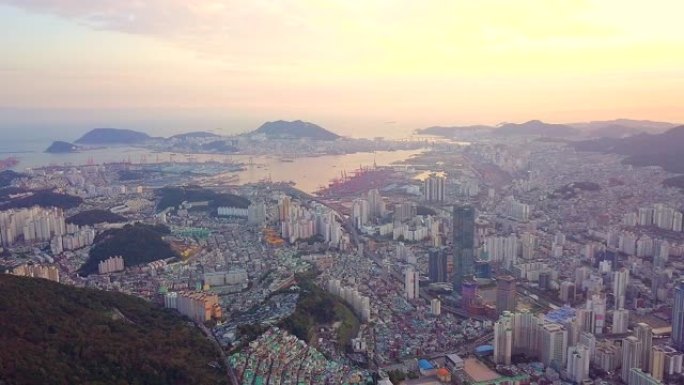 韩国釜山市城市景观的鸟瞰图日落