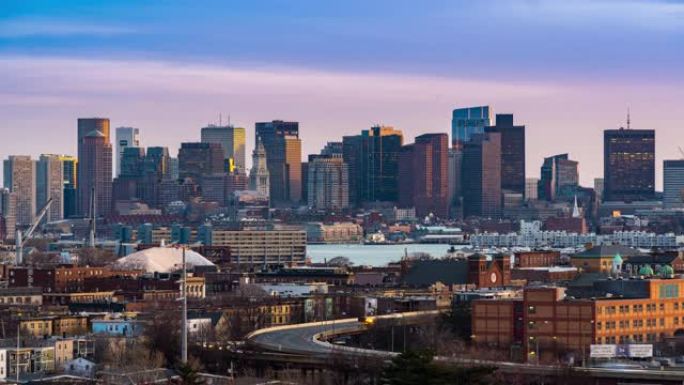 延时: 波士顿高速公路到天际线摩天大楼城市景观日落