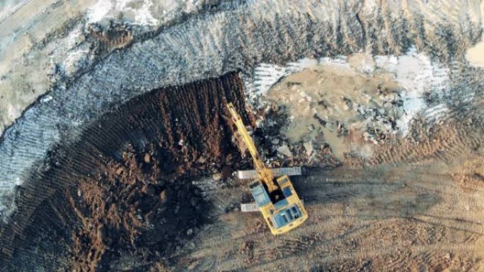铲子机在采石场重新安置土壤的俯视图