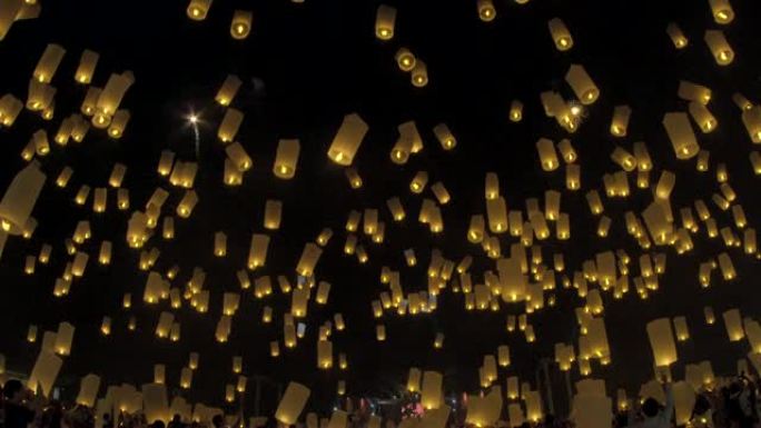 飘浮的灯笼和烟花，怡鹏节，Loy Kra thong在泰国清迈