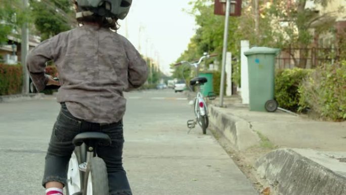 骑自行车的小男孩平衡车小孩教育户外活动