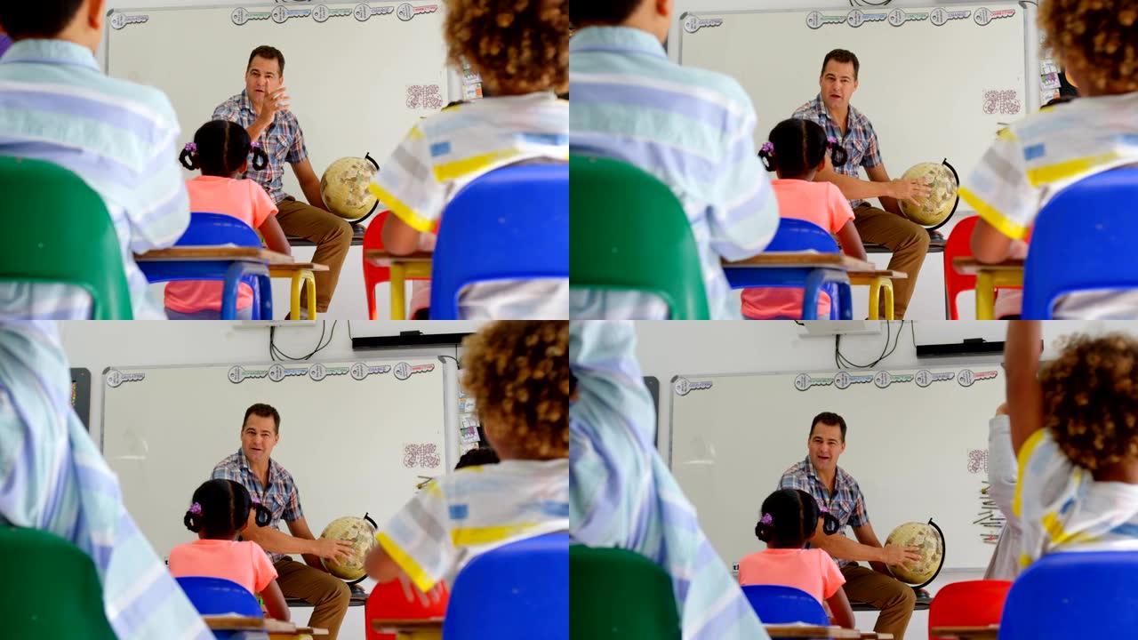 白人男老师在教室里教小学生关于地球的前视图4k