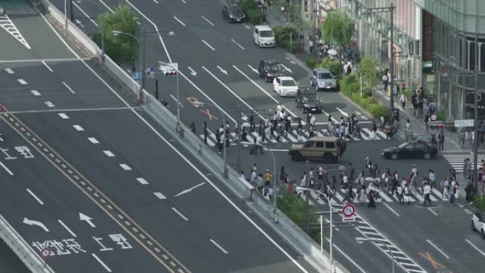 在日本东京的银座十字路口行走的慢动作行人