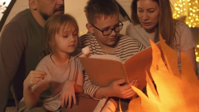 人造篝火附近的家庭一起读书