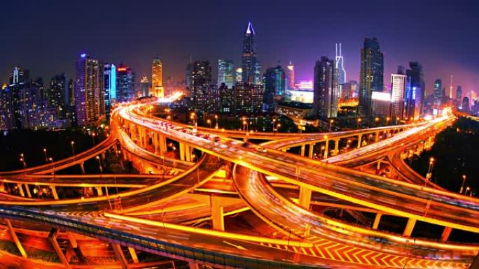 上海延时照亮了城市前面的黄色和红色公路。概念。进城。金融区。城市景观和天际线。