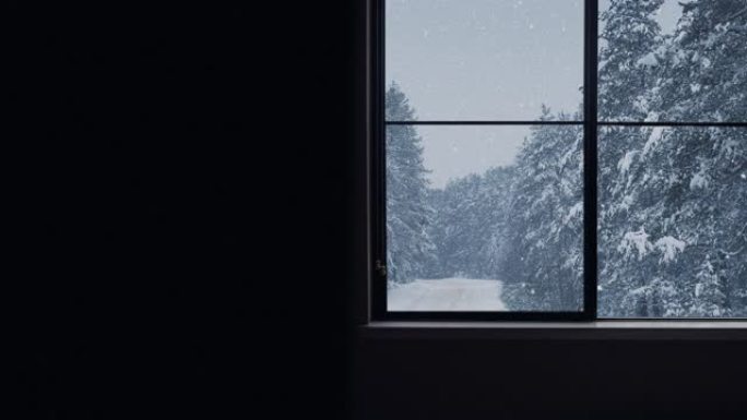俯瞰冬季森林的木窗轮廓。美丽的冬季风景与飘落的雪。