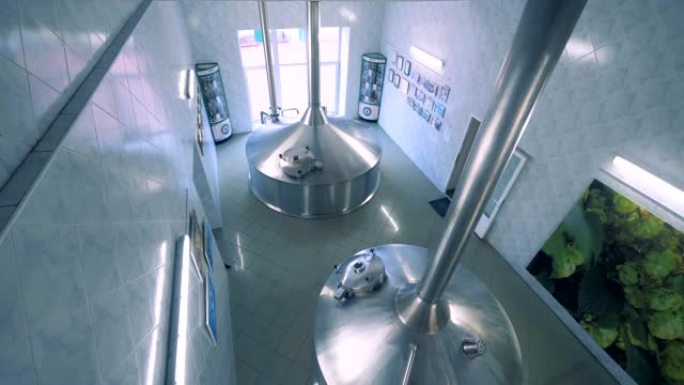 啤酒厂的两个容器。钢制发酵容器。