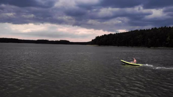 在湖上划独木舟湖上划独木舟划船