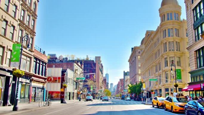 空的第六大道。荒芜的城市街道。自由塔。现代和古老的建筑。城市道路上的汽车和黄色出租车。美国纽约