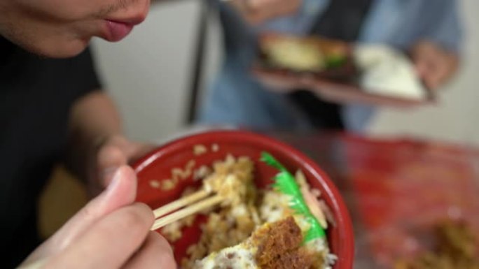 CU吃日本料理中常见的便当，单份外卖或家庭包装餐。