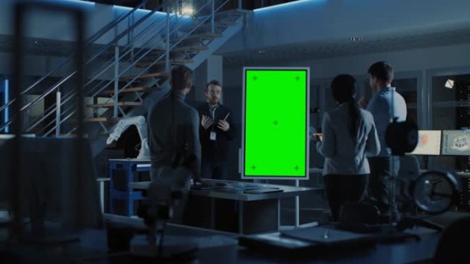 电子开发工程师听取项目经理的演示，他使用带有绿色模型屏幕的数字白板。开发现代工业设计的专家