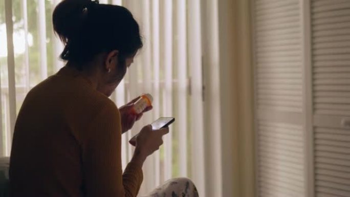 亚洲女性患者在家中通过智能手机与医生交谈