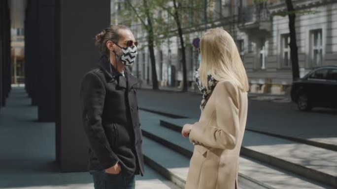 一群朋友戴着防护口罩，防止冠状病毒传播。城市会议
