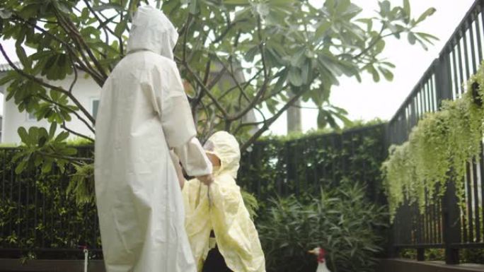 孩子们在雨中与年轻女子玩耍